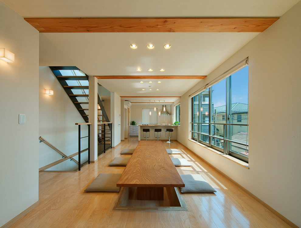 Foto de comedor de estilo zen con paredes blancas, suelo de madera clara y suelo marrón