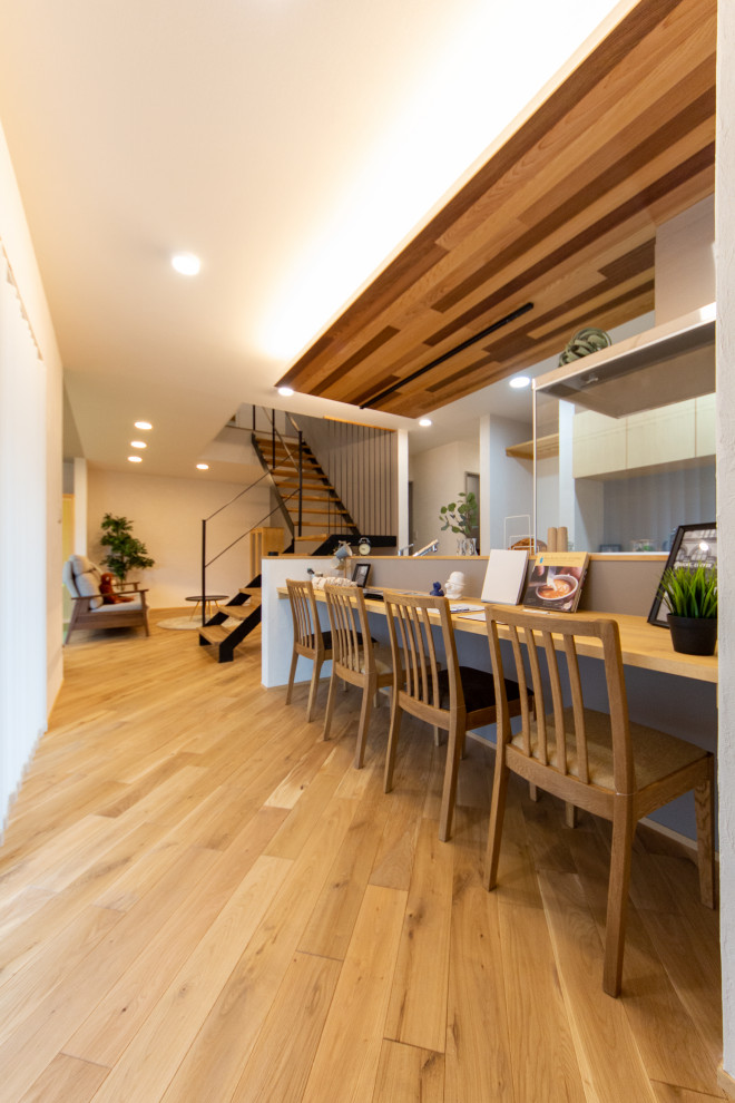 Modernes Esszimmer ohne Kamin mit grauer Wandfarbe, braunem Holzboden, braunem Boden und Holzdecke in Sonstige