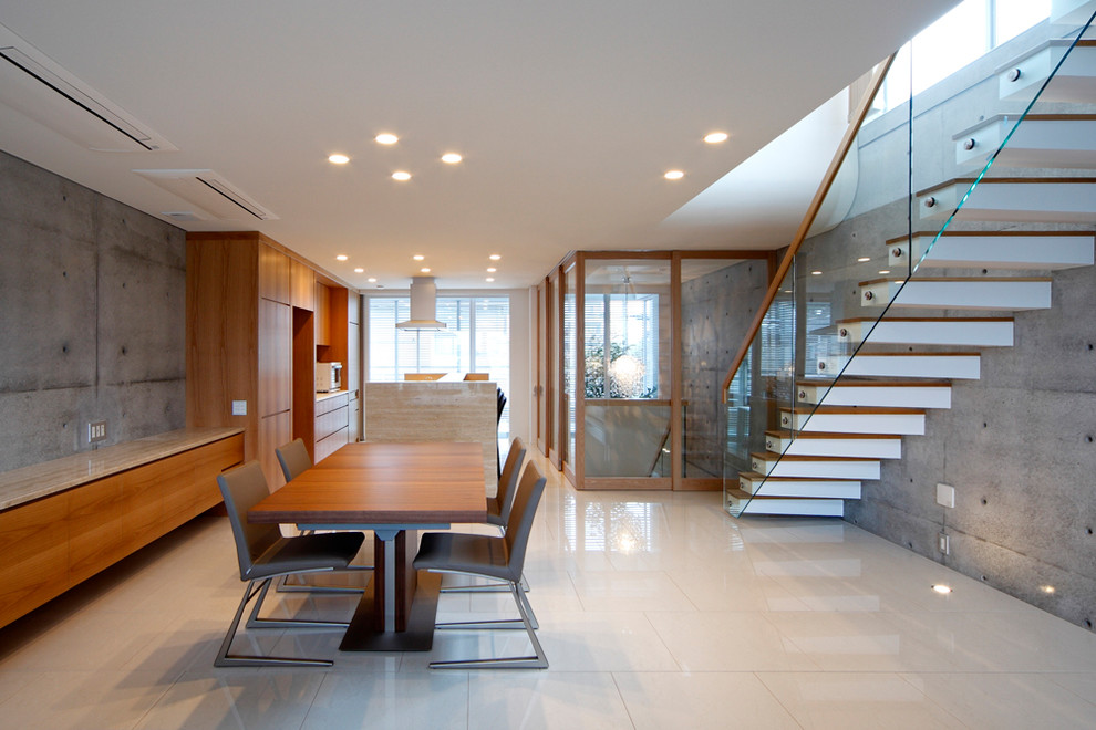Offenes Modernes Esszimmer ohne Kamin mit grauer Wandfarbe, Porzellan-Bodenfliesen und weißem Boden in Osaka