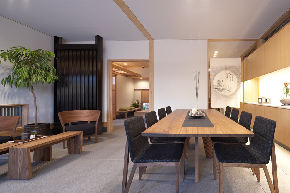Cette image montre une salle à manger ouverte sur le salon asiatique avec un mur blanc.
