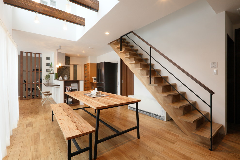 Moderne Wohnküche ohne Kamin mit weißer Wandfarbe und hellem Holzboden in Sonstige