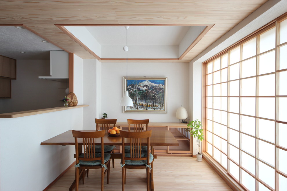 Inspiration för små asiatiska matplatser, med vita väggar, ljust trägolv och beiget golv