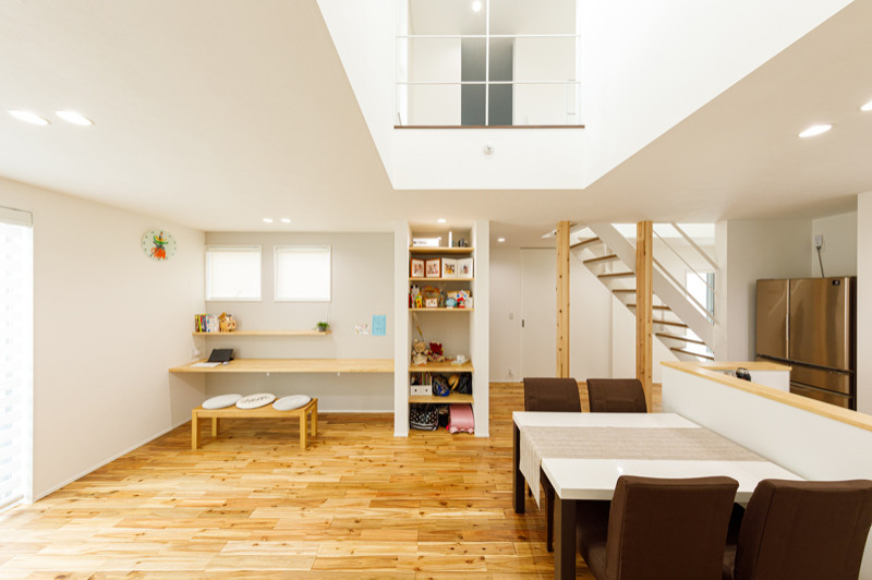 Immagine di una sala da pranzo aperta verso il soggiorno moderna di medie dimensioni con pareti bianche, parquet chiaro, pavimento marrone, soffitto in carta da parati e carta da parati