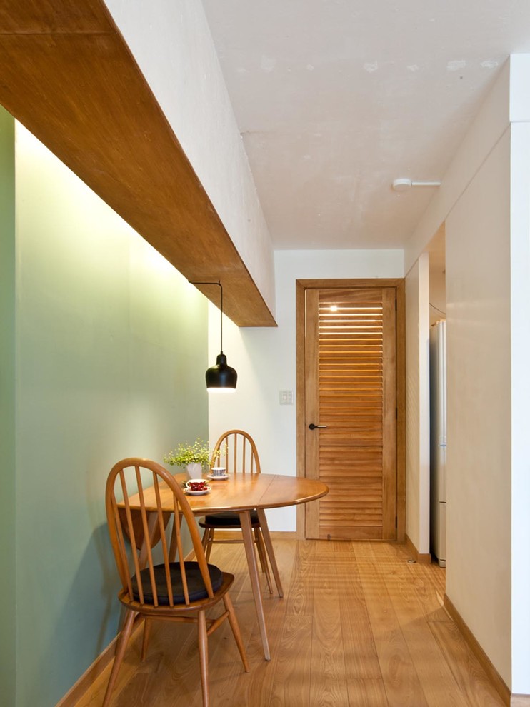 Идея дизайна: маленькая столовая в стиле фьюжн с зелеными стенами и паркетным полом среднего тона для на участке и в саду