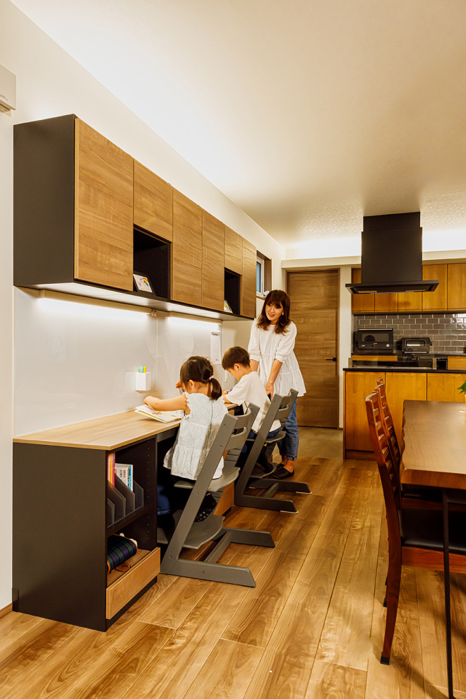 Пример оригинального дизайна: гостиная-столовая среднего размера в современном стиле с белыми стенами, паркетным полом среднего тона, коричневым полом, потолком с обоями и обоями на стенах
