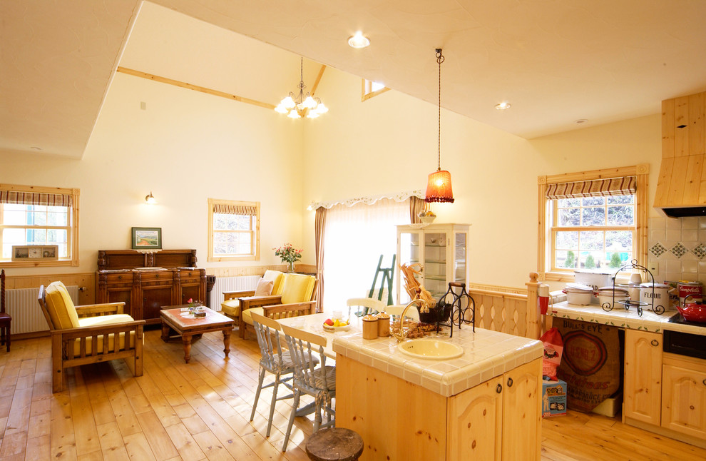 Источник вдохновения для домашнего уюта: гостиная-столовая в викторианском стиле с бежевыми стенами, светлым паркетным полом и коричневым полом