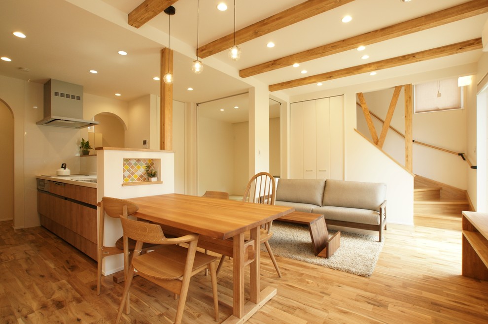 Immagine di una sala da pranzo country con pavimento in legno massello medio