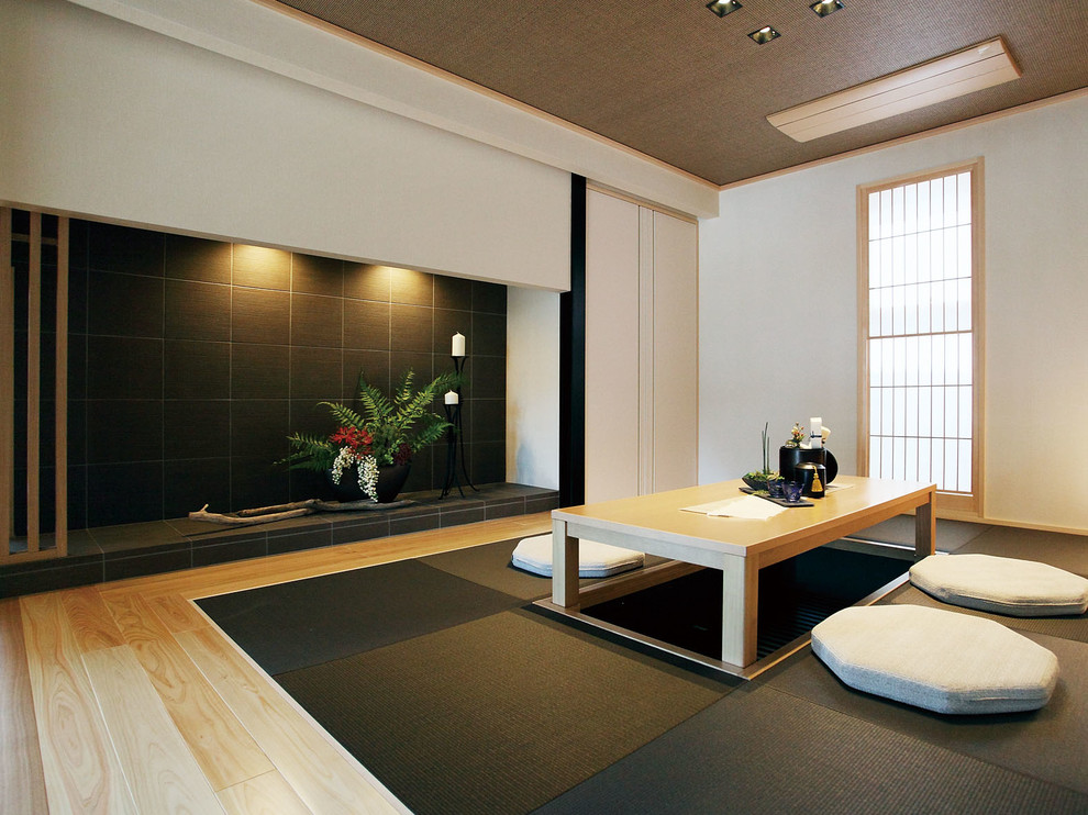 Imagen de sala de estar de estilo zen con tatami y suelo negro