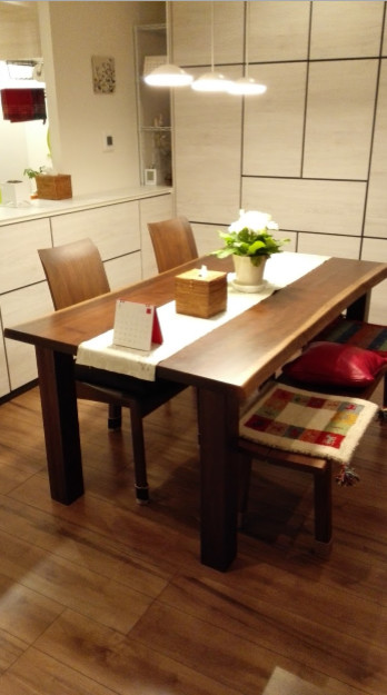 Aménagement d'une salle à manger ouverte sur le salon scandinave de taille moyenne avec un mur blanc, un sol en contreplaqué, aucune cheminée et un sol marron.