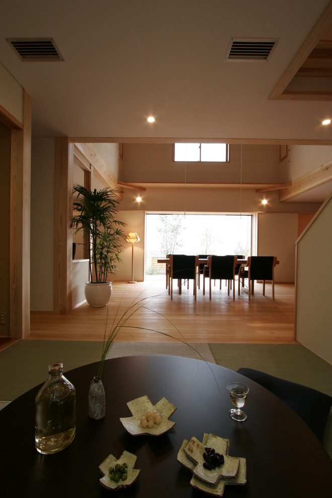 Esempio di una sala da pranzo moderna con pareti beige, pavimento in legno massello medio e pavimento beige