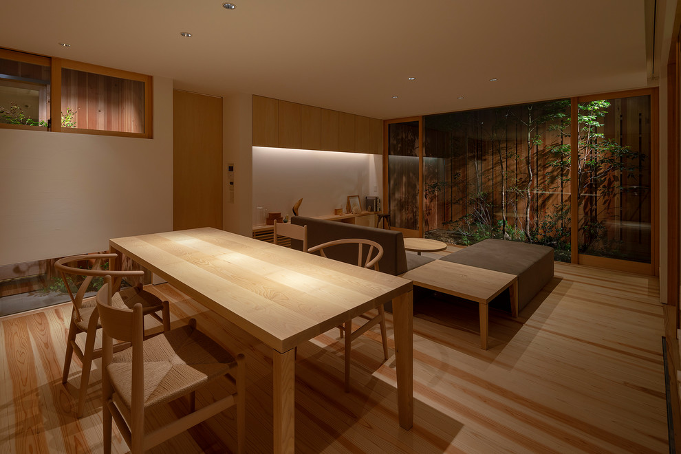 Idéer för en mellanstor asiatisk matplats med öppen planlösning, med vita väggar, ljust trägolv och beiget golv