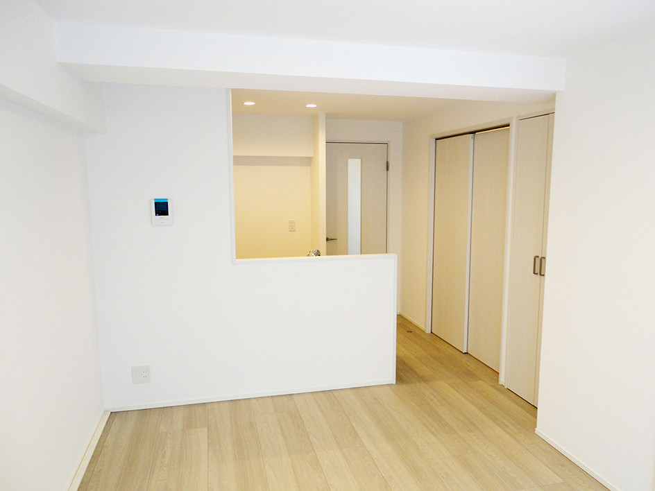 東京23区にある北欧スタイルのおしゃれなLDK (白い壁、合板フローリング、ベージュの床) の写真