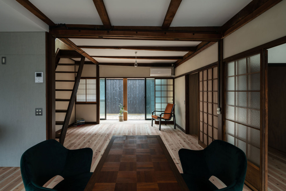 Offenes, Kleines Klassisches Esszimmer mit weißer Wandfarbe, hellem Holzboden, beigem Boden, freigelegten Dachbalken und Holzdielenwänden in Kyoto