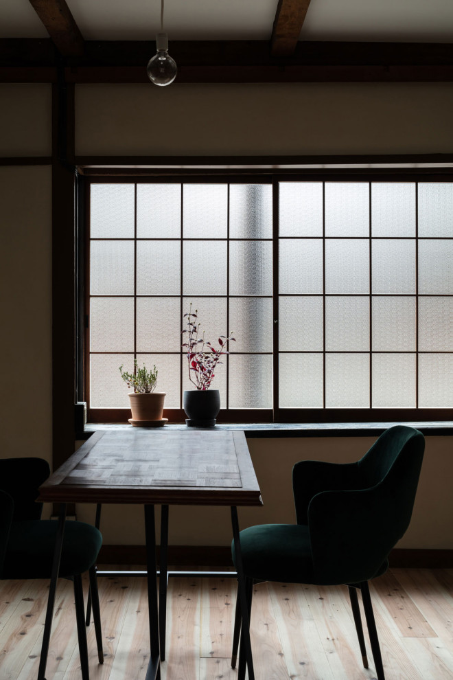 Imagen de comedor tradicional pequeño abierto con paredes blancas, suelo de madera clara, suelo beige, vigas vistas y machihembrado