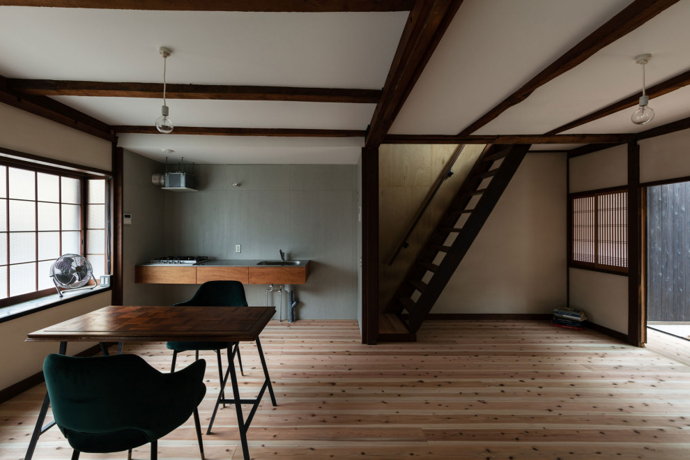 Exemple d'une petite salle à manger ouverte sur le salon chic avec un mur blanc, parquet clair, un sol beige, poutres apparentes et du lambris de bois.