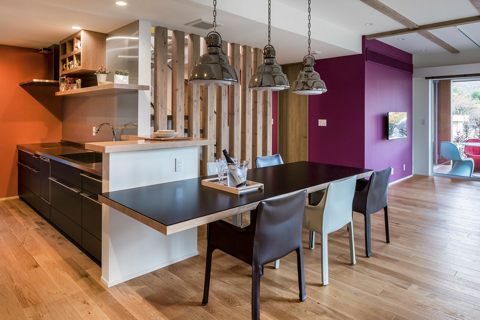 Ispirazione per una sala da pranzo contemporanea con pareti multicolore, pavimento in legno massello medio e pavimento marrone