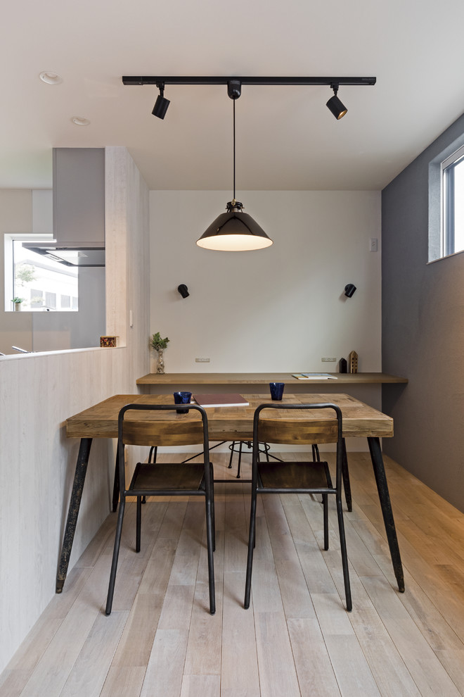 Esempio di una sala da pranzo aperta verso il soggiorno industriale con pareti grigie, pavimento in legno verniciato e pavimento grigio
