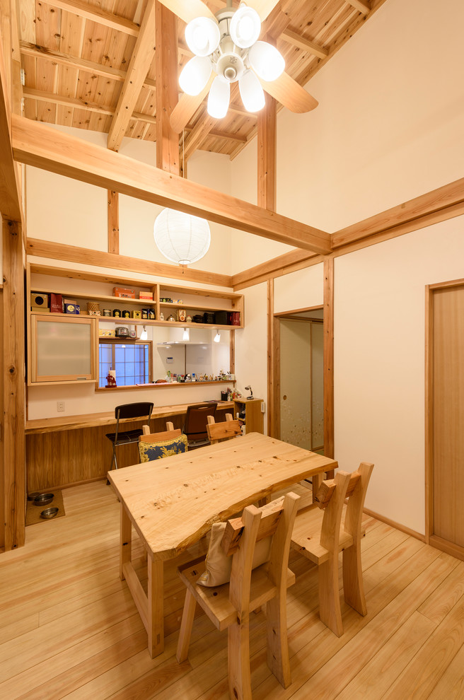 Modelo de comedor de cocina de estilo zen de tamaño medio sin chimenea con paredes blancas, suelo de madera en tonos medios y suelo beige