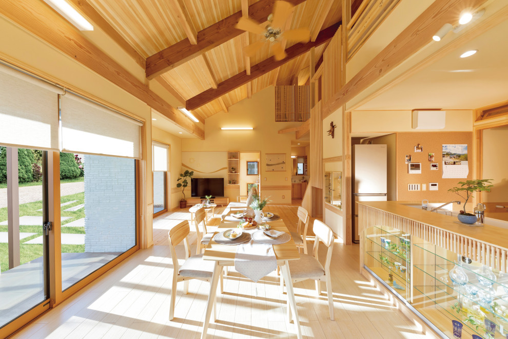 Imagen de comedor abovedado asiático abierto con paredes beige, suelo de madera clara, suelo beige, vigas vistas y madera