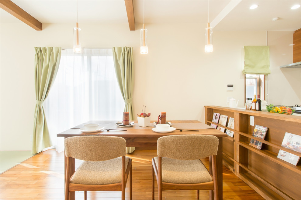 Idee per una sala da pranzo aperta verso il soggiorno etnica di medie dimensioni con parquet scuro e pavimento marrone
