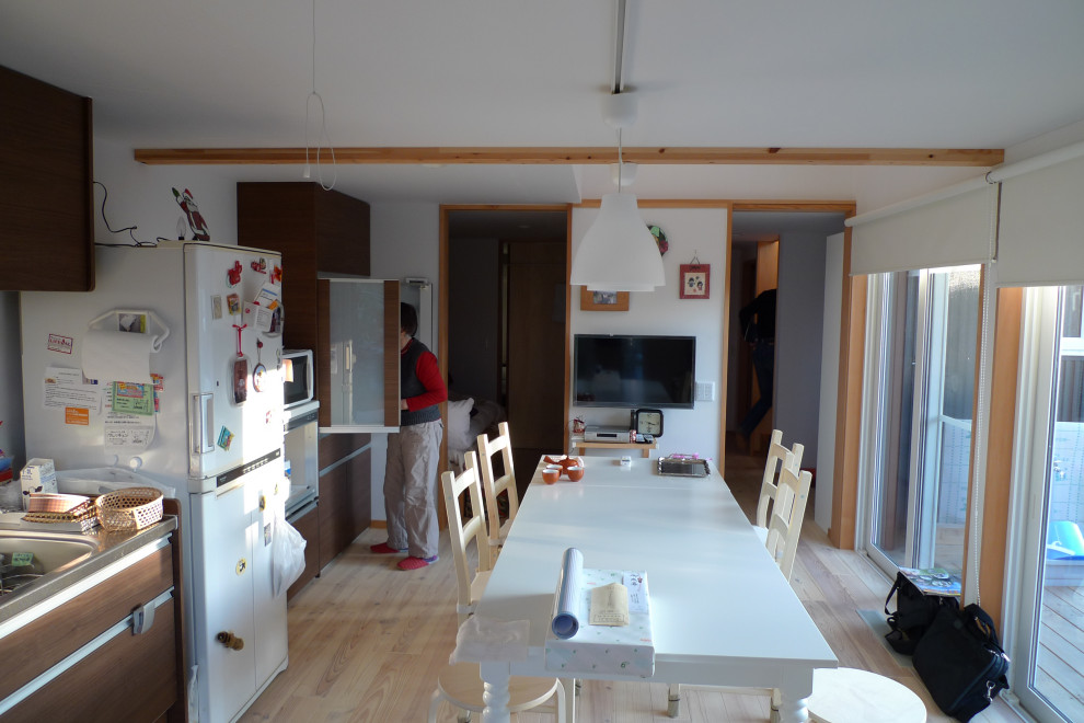 Aménagement d'une petite salle à manger ouverte sur le salon moderne avec un mur blanc, parquet clair, un sol beige, un plafond en papier peint et du papier peint.
