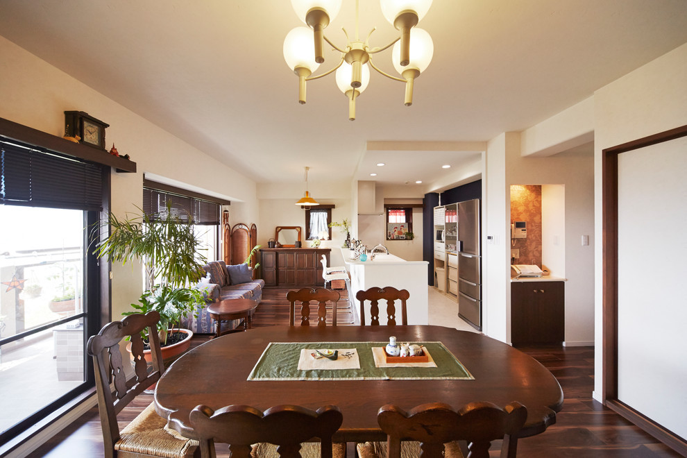 На фото: гостиная-столовая в классическом стиле с белыми стенами, полом из фанеры и разноцветным полом с