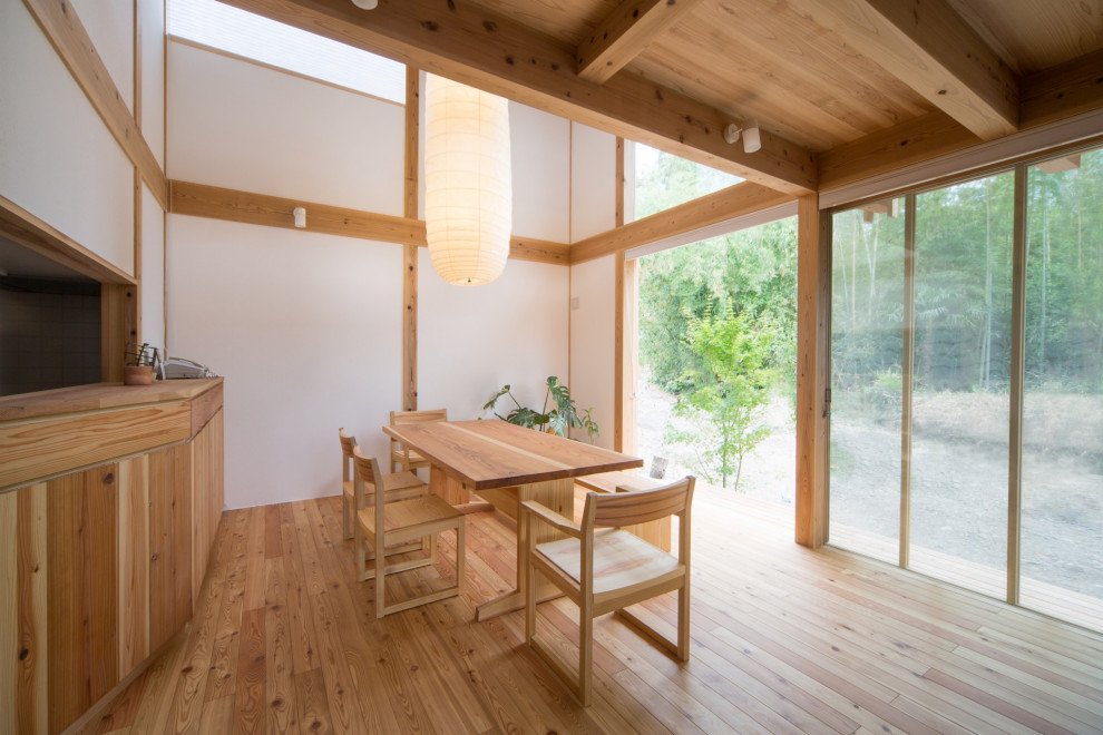 Ejemplo de comedor de estilo zen de tamaño medio con paredes blancas y suelo de madera clara