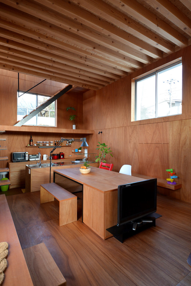 Idee per una sala da pranzo moderna con pareti marroni, pavimento in legno massello medio e pavimento marrone