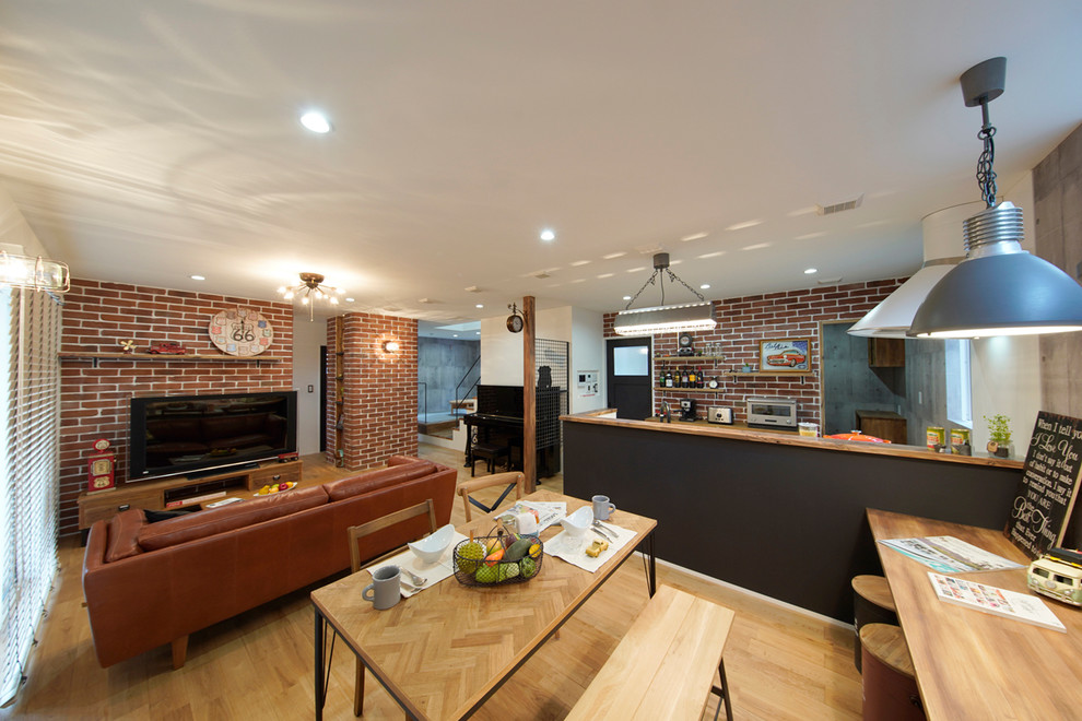 Esempio di una sala da pranzo aperta verso il soggiorno minimalista con pareti multicolore, pavimento in legno massello medio e pavimento marrone