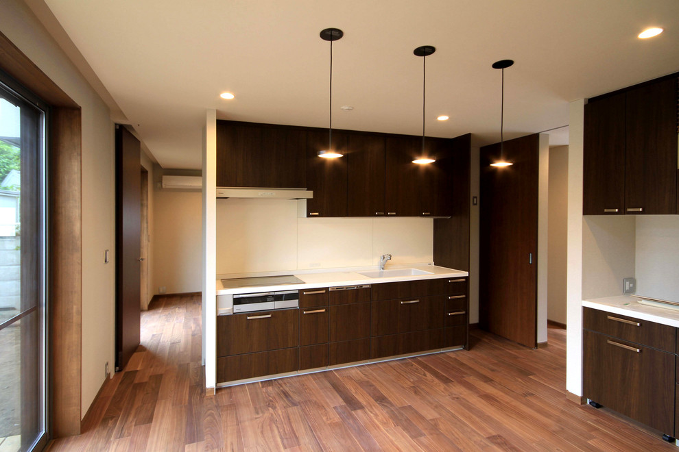 Idee per una sala da pranzo aperta verso la cucina chic di medie dimensioni con pareti beige, pavimento in compensato e pavimento marrone