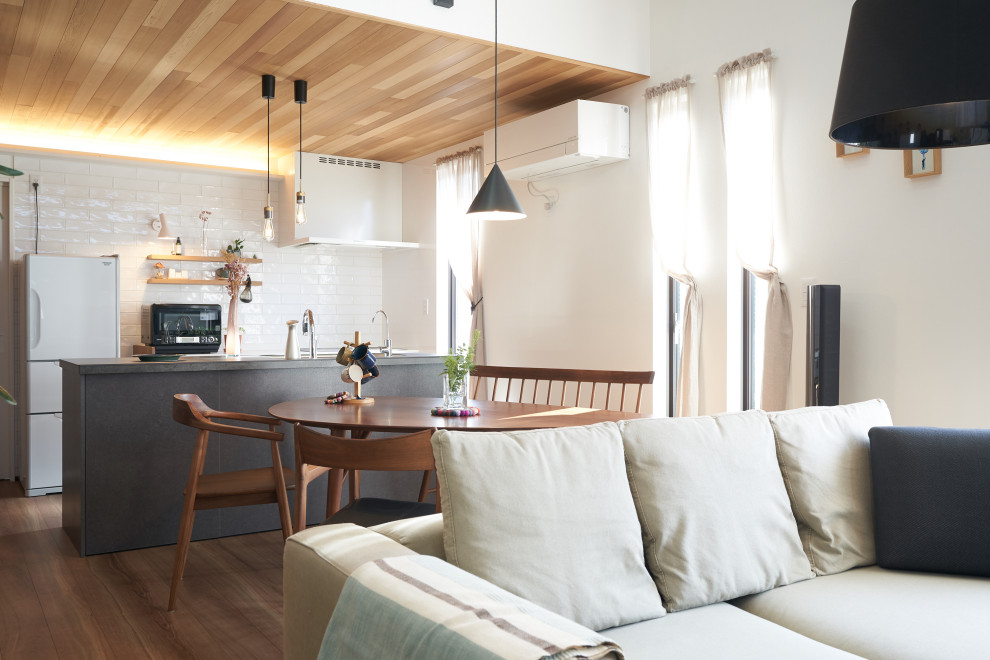 Стильный дизайн: гостиная-столовая среднего размера в современном стиле с белыми стенами и коричневым полом - последний тренд