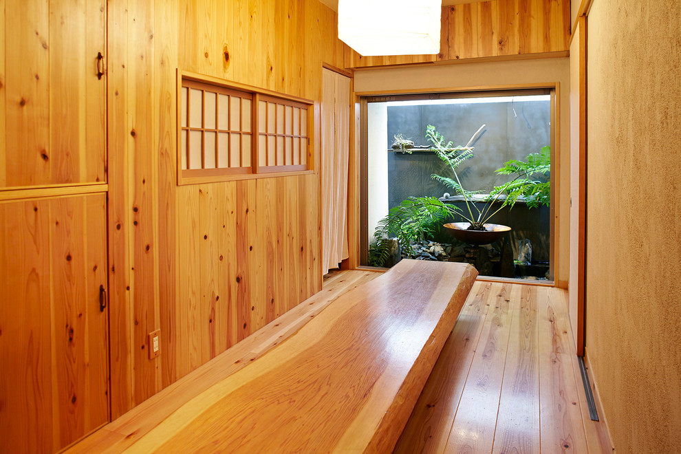 Foto de comedor de estilo zen con paredes beige, suelo de madera clara y cortinas