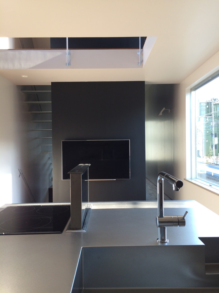Idee per una sala da pranzo aperta verso la cucina contemporanea con parquet scuro, pavimento marrone e pareti nere