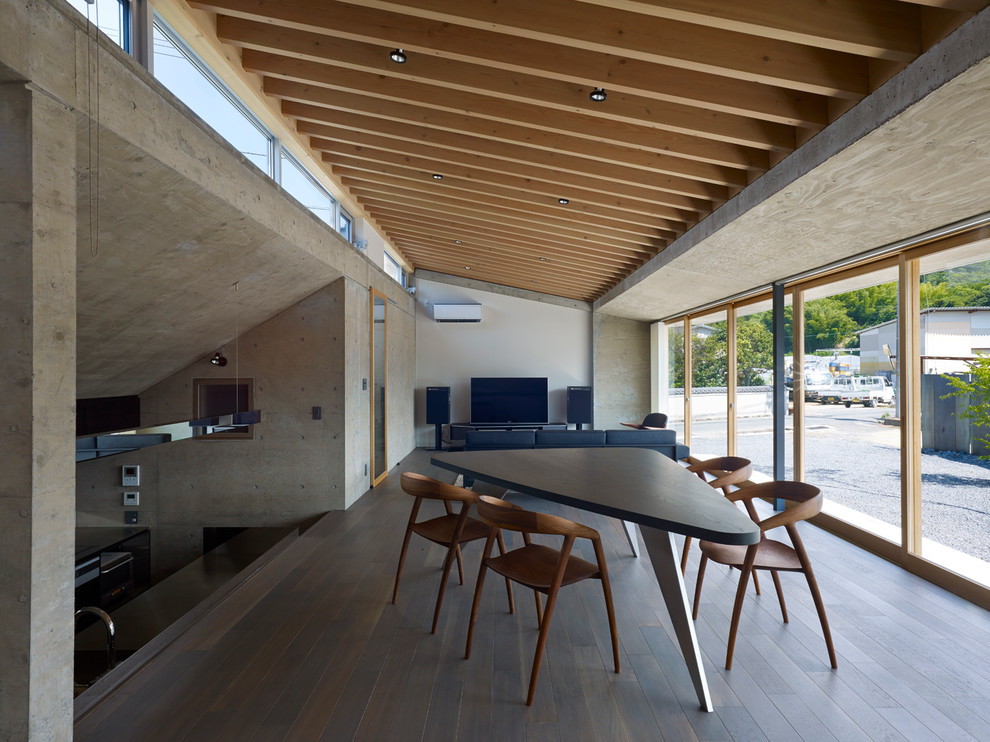 Idées déco pour une salle à manger contemporaine de taille moyenne avec un mur gris, aucune cheminée et un sol en bois brun.