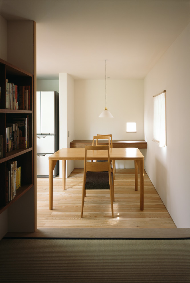 Design ideas for a modern dining room in Tokyo.