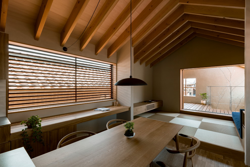 Inspiration pour une salle à manger ouverte sur le salon asiatique avec un mur beige, un sol en bois brun et un sol marron.