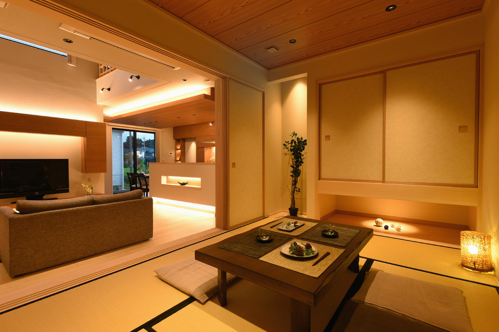 Aménagement d'une salle à manger asiatique fermée avec un mur beige, un sol de tatami et un sol beige.