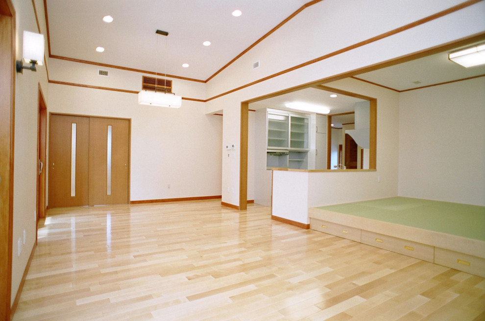 Bild på en funkis matplats med öppen planlösning, med beige väggar, ljust trägolv och beiget golv