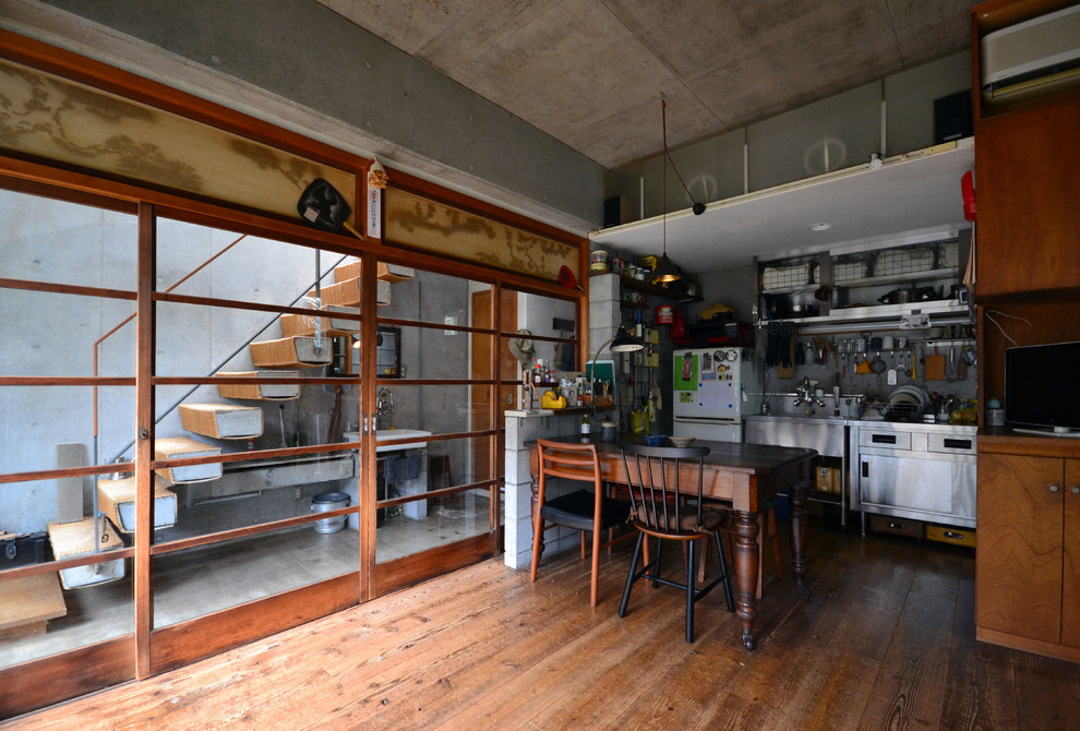 Esempio di una sala da pranzo etnica con pareti grigie, pavimento in legno massello medio e pavimento marrone