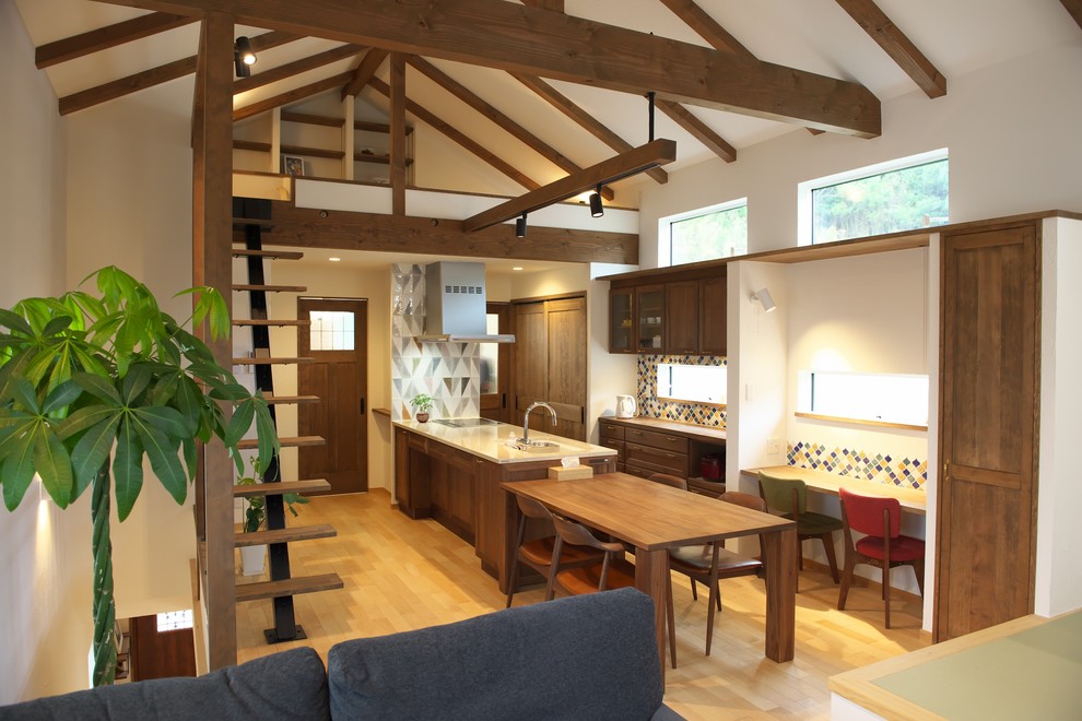 Ejemplo de comedor de estilo zen pequeño abierto con paredes blancas, suelo de madera en tonos medios y suelo beige