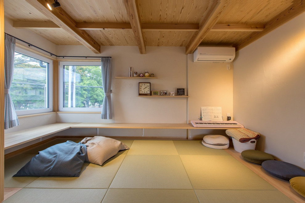 Foto de comedor de estilo zen abierto con paredes blancas, suelo de madera en tonos medios, suelo beige y madera