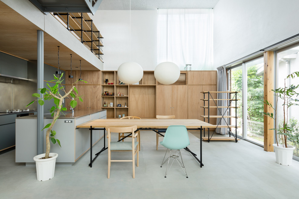Moderne Wohnküche mit weißer Wandfarbe, Betonboden und grauem Boden in Tokio