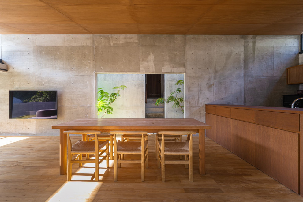 Foto di una sala da pranzo aperta verso il soggiorno etnica di medie dimensioni con pareti grigie, pavimento in legno massello medio, nessun camino e pavimento beige