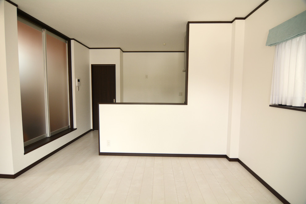Cette image montre une salle à manger ouverte sur le salon minimaliste avec un mur blanc, parquet peint et un sol blanc.