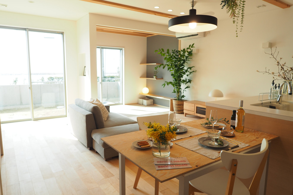 Immagine di una sala da pranzo aperta verso il soggiorno moderna di medie dimensioni con pareti bianche, parquet chiaro, pavimento beige, soffitto in carta da parati e carta da parati