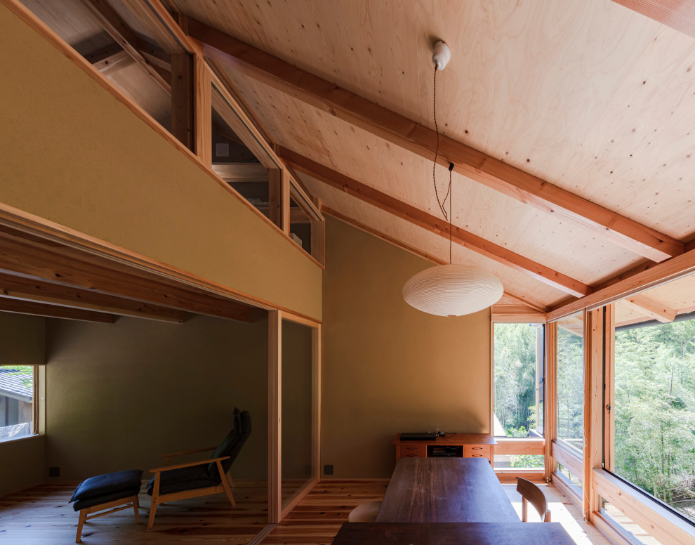 Offenes, Mittelgroßes Modernes Esszimmer mit beiger Wandfarbe, braunem Holzboden und freigelegten Dachbalken in Kyoto