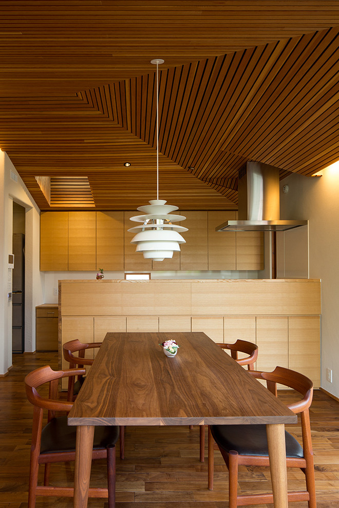 Idéer för en stor asiatisk matplats med öppen planlösning, med beige väggar, mörkt trägolv och brunt golv