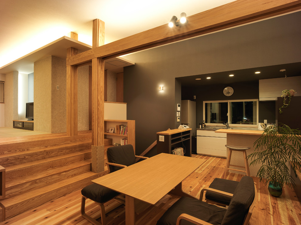 Inspiration for a modern dining room in Osaka.