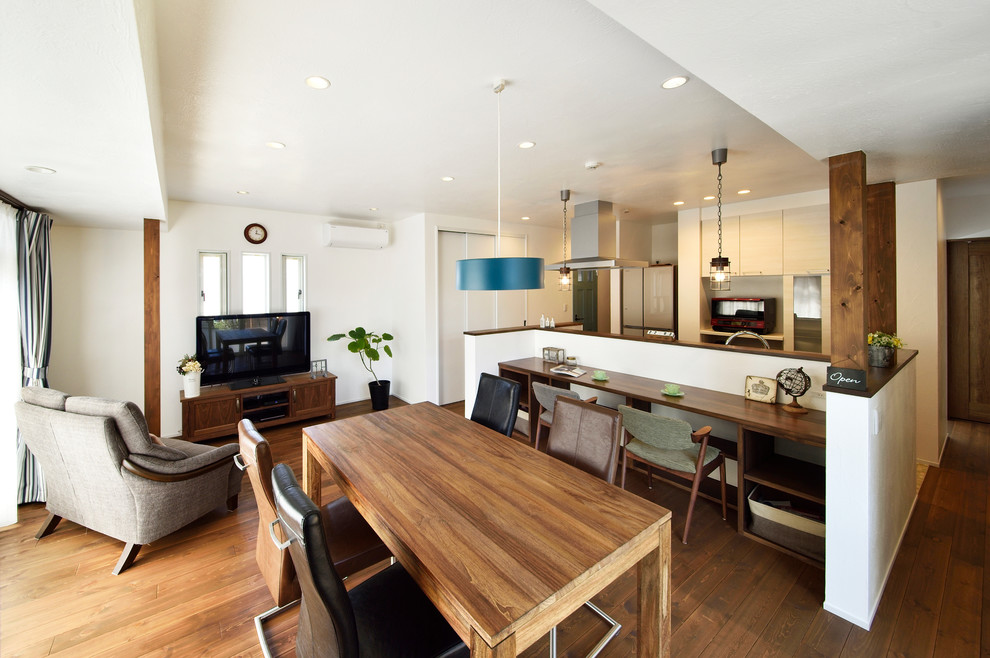 Idee per una sala da pranzo aperta verso il soggiorno scandinava con pareti bianche, pavimento in legno massello medio e pavimento marrone
