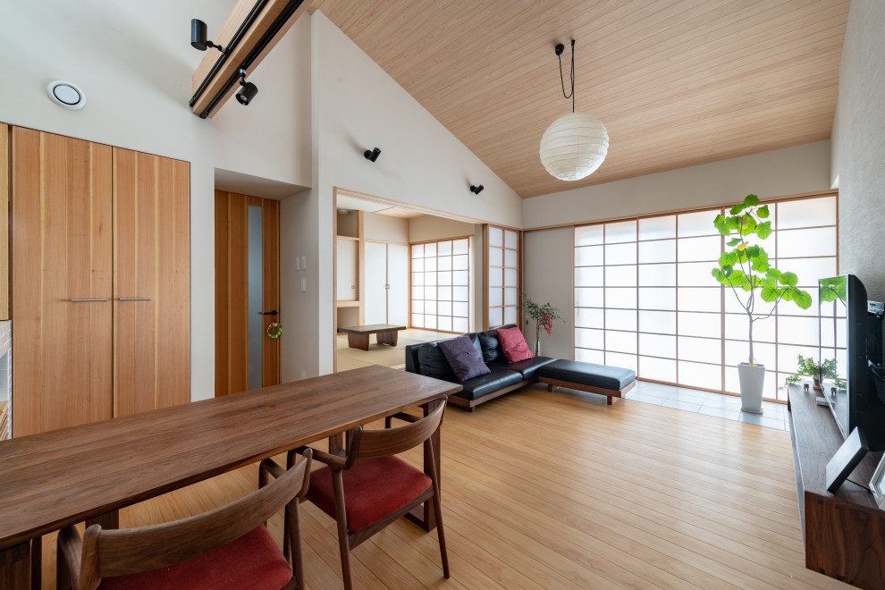 Mittelgroßes, Offenes Asiatisches Esszimmer mit weißer Wandfarbe, hellem Holzboden und Holzdecke in Sonstige